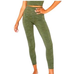 ✨$115✨Beyond Yoga High Waisted Midi Legging Eden Green Camo Jacquard Size Medium